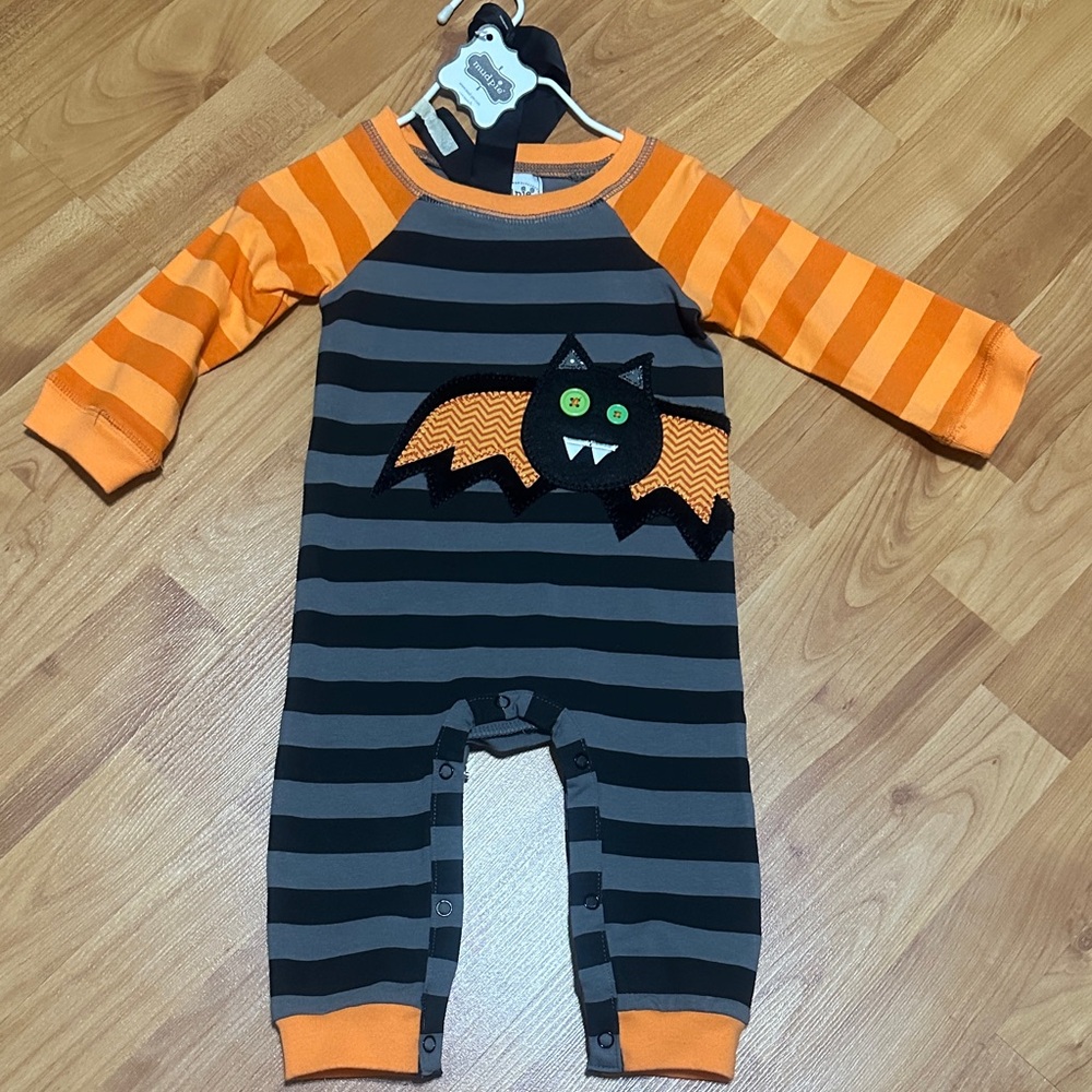 New Mud Pie Baby Halloween with Bat Baby Onesie outfit size 6-9 months